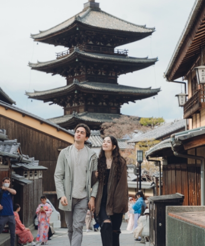 Yasaka pagoda Kyoto couple photoshoot