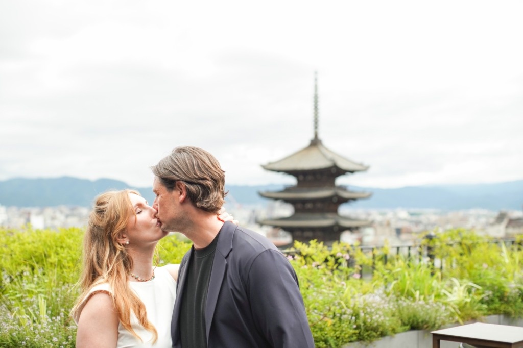 Kiss with the pagoda of Gion as background