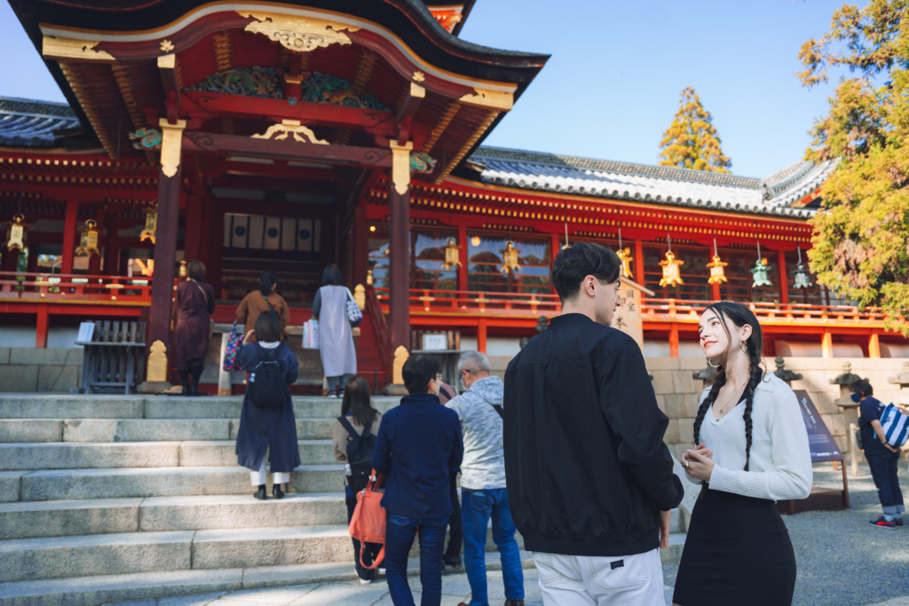 Couple photoshoot at a Japanese shinto shrine