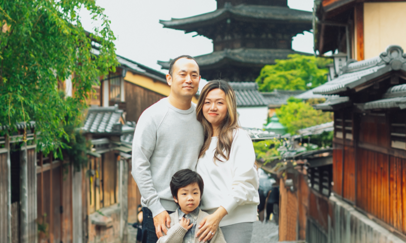 Family photoshoot in Higashiyama, Kyoto, with the Yasaka Pagoda in the background