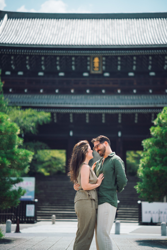 Couple posing before the entrance of the Chion-in Temple in Kyoto, Japan